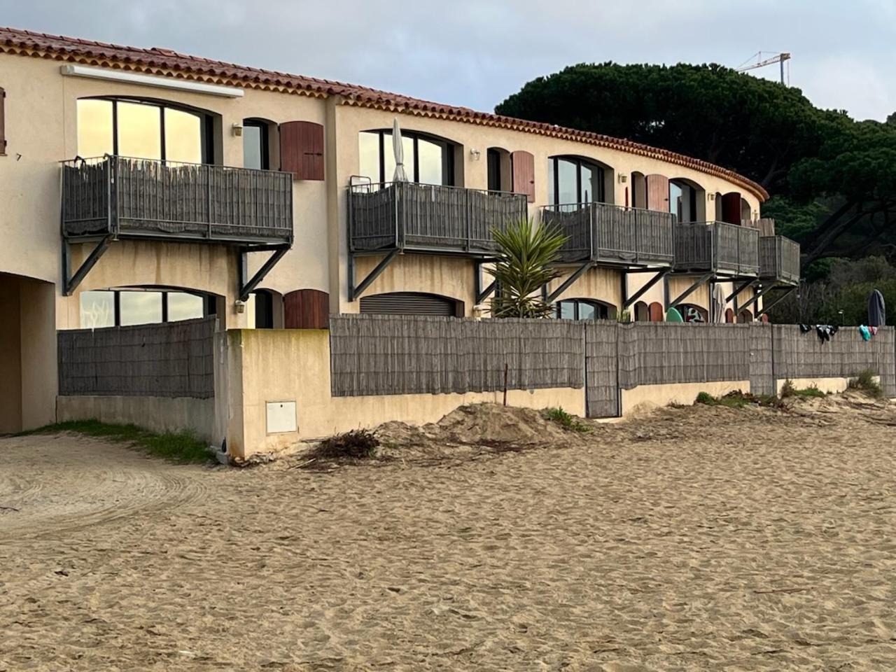 Apartamento Les Pieds Dans L'Eau La Croix-Valmer Exterior foto